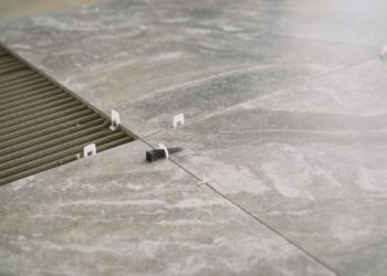Fliesenleger beauftragen: So gelingt das richtige Verlegen von Fliesen