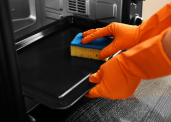 Backblech reinigen: Angebranntes schnell und schonend entfernen