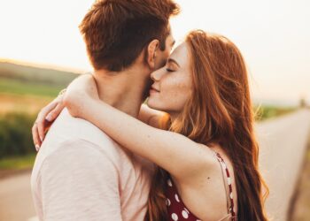 Wie man die Romantik wieder aufleben lassen kann: Tipps für eine liebevolle Partnerschaft