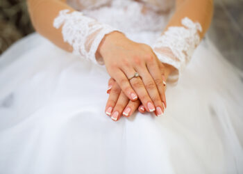 Gepflegte Hände für Ihre Hochzeit, um Ihren Goldring mit Stein glänzen zu lassen